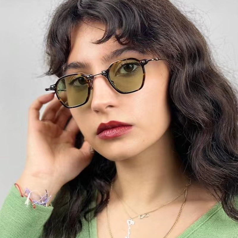 Dame moteriktig solbrille i elegant design med sekskantet ramme Skanto