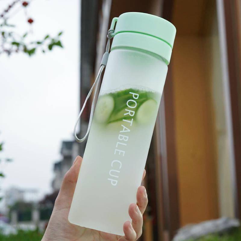 Dame drikkeflaske med innovativt lokk Skanto