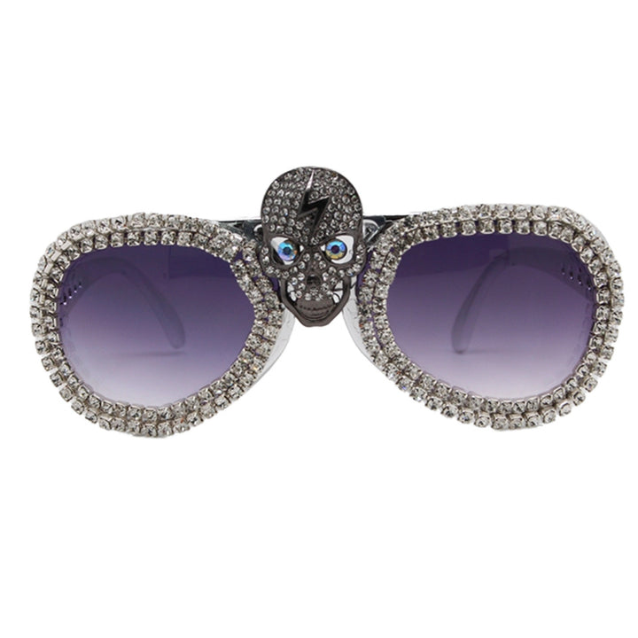 Dame statement-solbrille med uvanlig hodeskalle-design og glitrende strassramme Skanto
