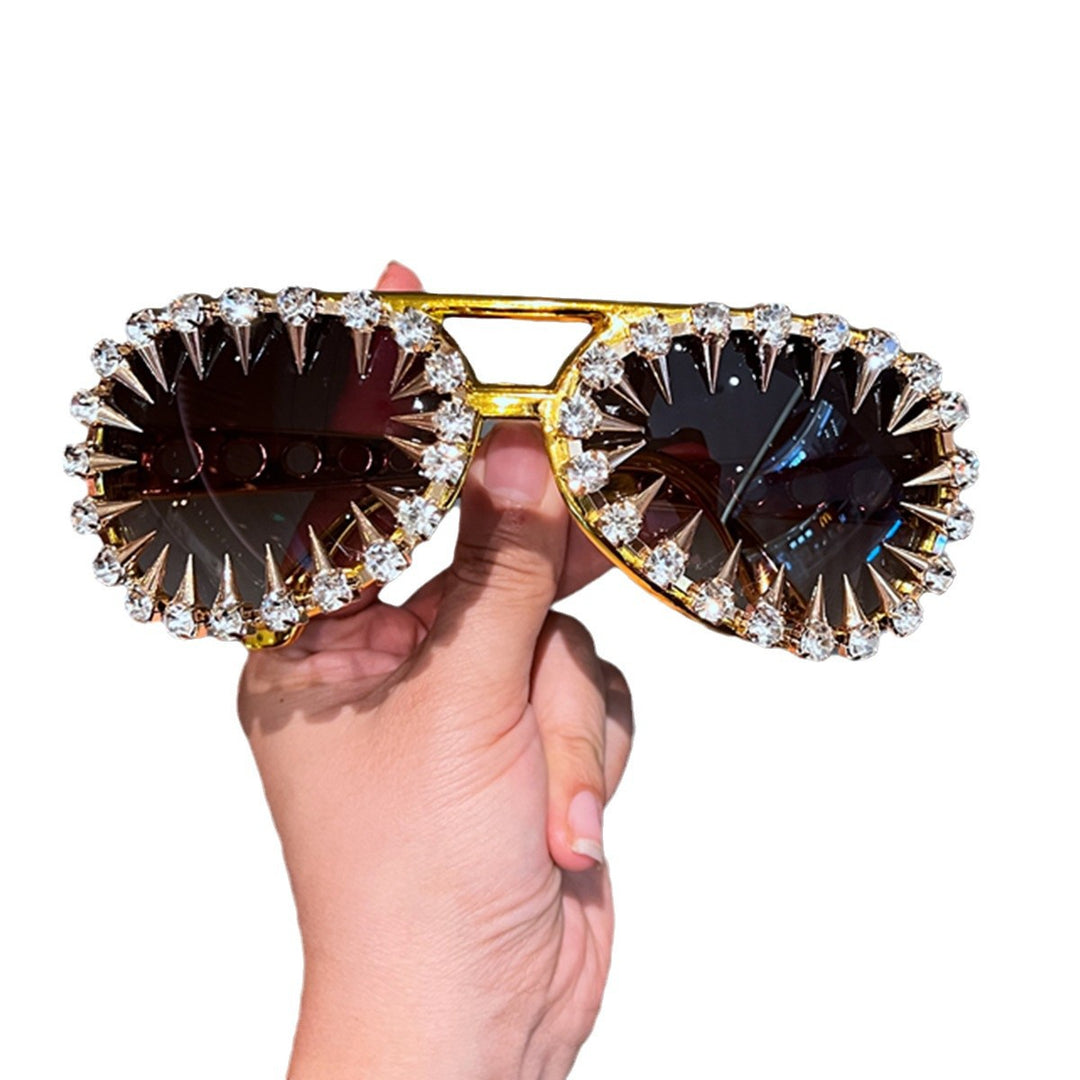 Dame solbrille i futuristisk design med spisse krystalldekorasjoner Skanto