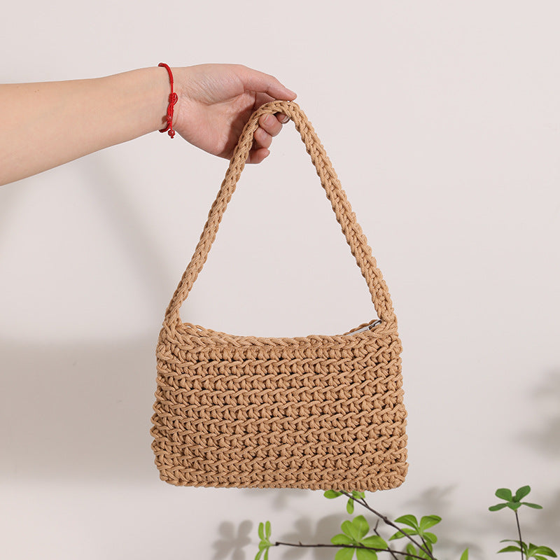 Handmade straw shoulder bag with textured design Skanto