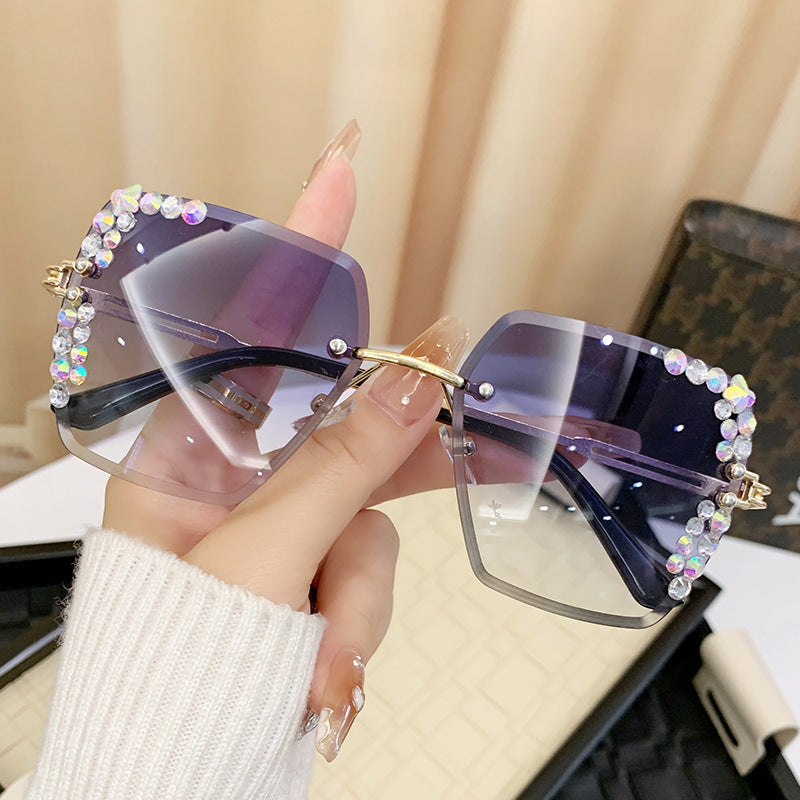 Dame solbrille med ekstravagant strassramme Skanto