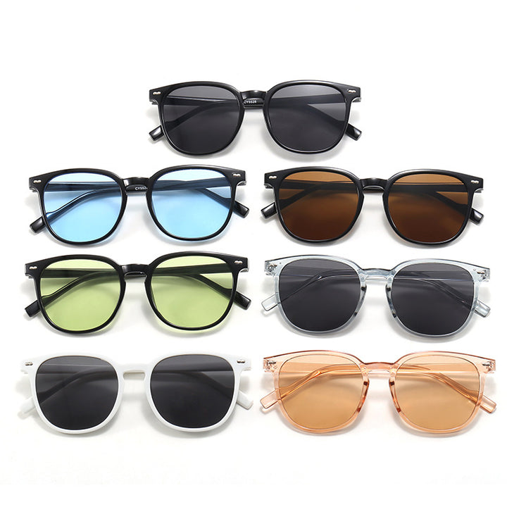 Dame stylish solbrille med transparent ramme og elegant design Skanto