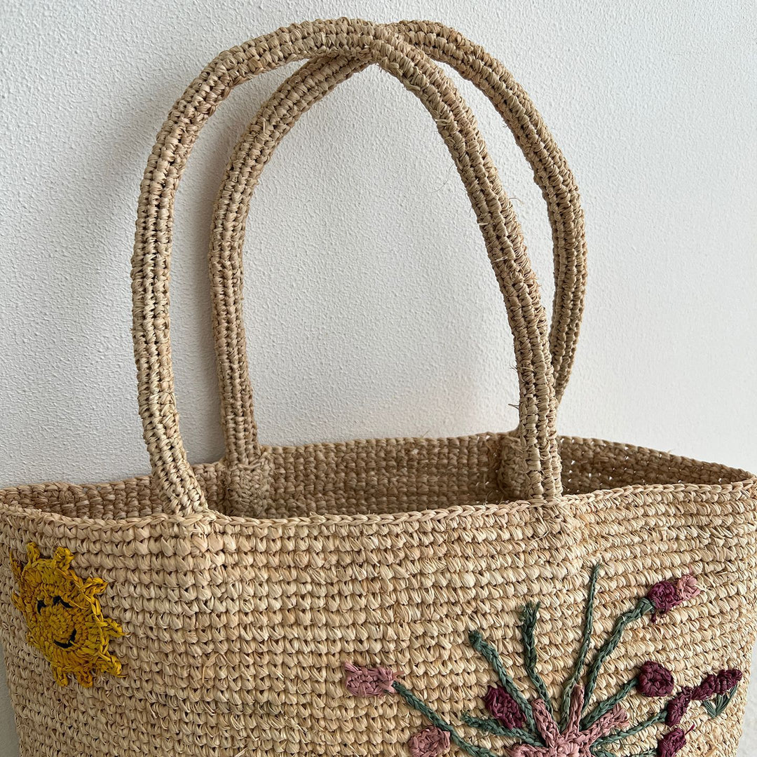 Håndlaget stråveske med blomstermønster broderi Skanto