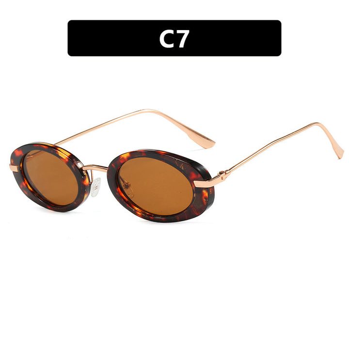 Dame moteriktig solbrille i elegant ovalt design Skanto