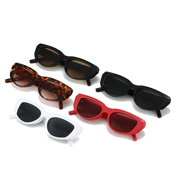 Dame moteriktig solbrille i cat-eye stil med eksentrisk silhuett Skanto