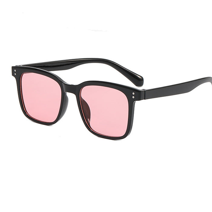 Dame moteriktig solbrille i moderne firkantet design Skanto