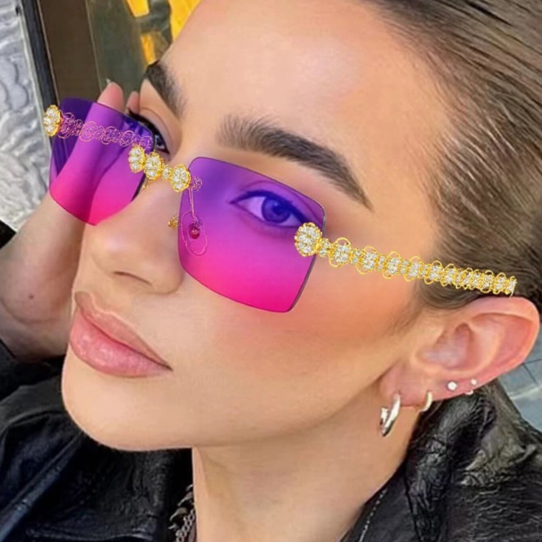 Dame Designer-solbrille med glitrende ramme og rektangulært glass Skanto