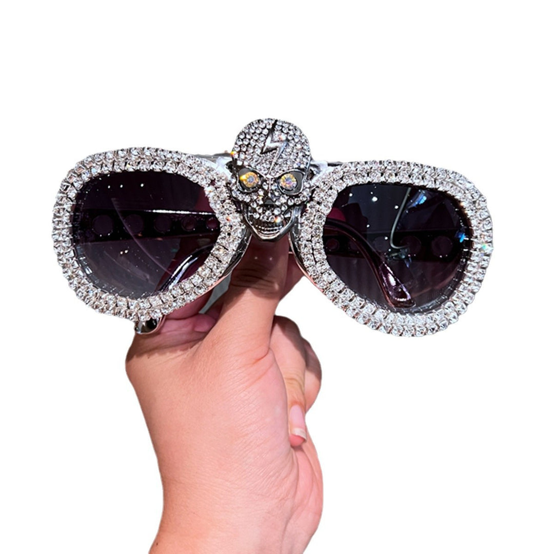 Dame statement-solbrille med iøynefallende hodeskalle-design og glitrende krystallbesatt Skanto