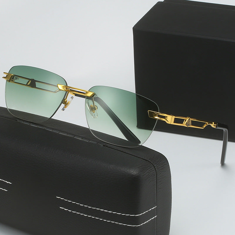 Dame Designer solbrille med elegant metallramme Skanto