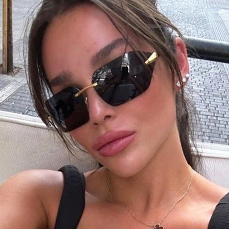 Damer geometrisk solbrille med elegant metallramme og polarisert glass Skanto