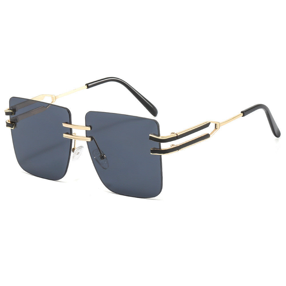 Dame mote solbrille med ekstravagant ramme og delikate detaljer Skanto