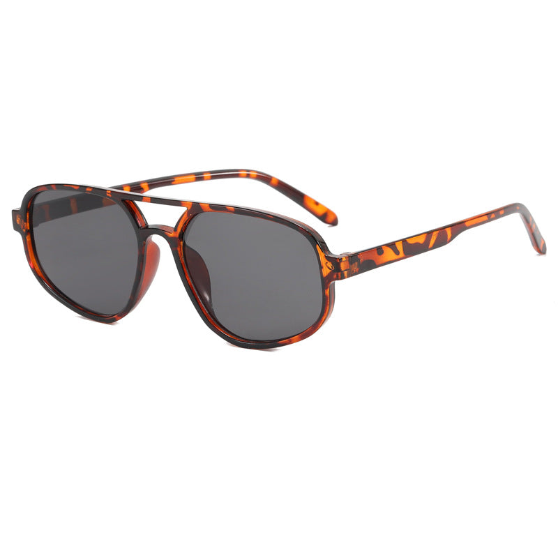 Dame moteriktig oversized solbrille med trendy ramme Skanto