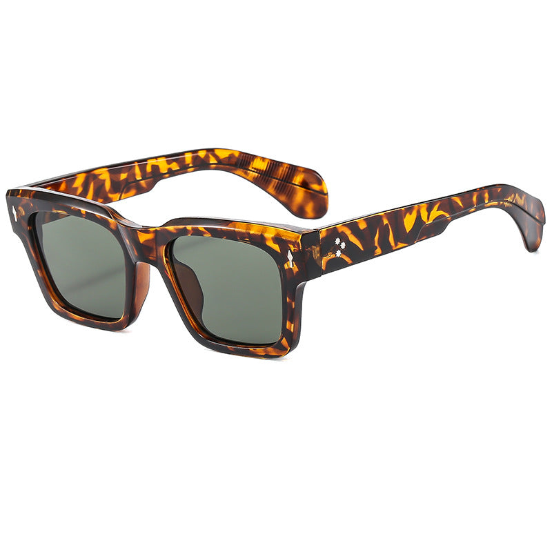 Dame moderiktig solbrille med innovativ ramme Skanto