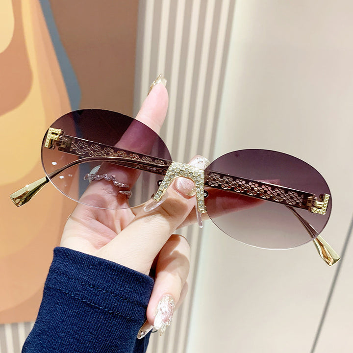 Dame solbrille med glitrende ramme og ovale glass Skanto