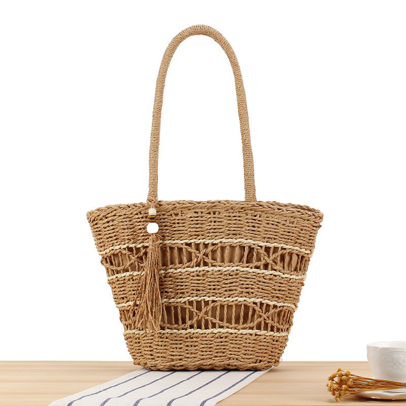 Hand-woven shopping basket in natural wicker with elegant fringe decoration Skanto