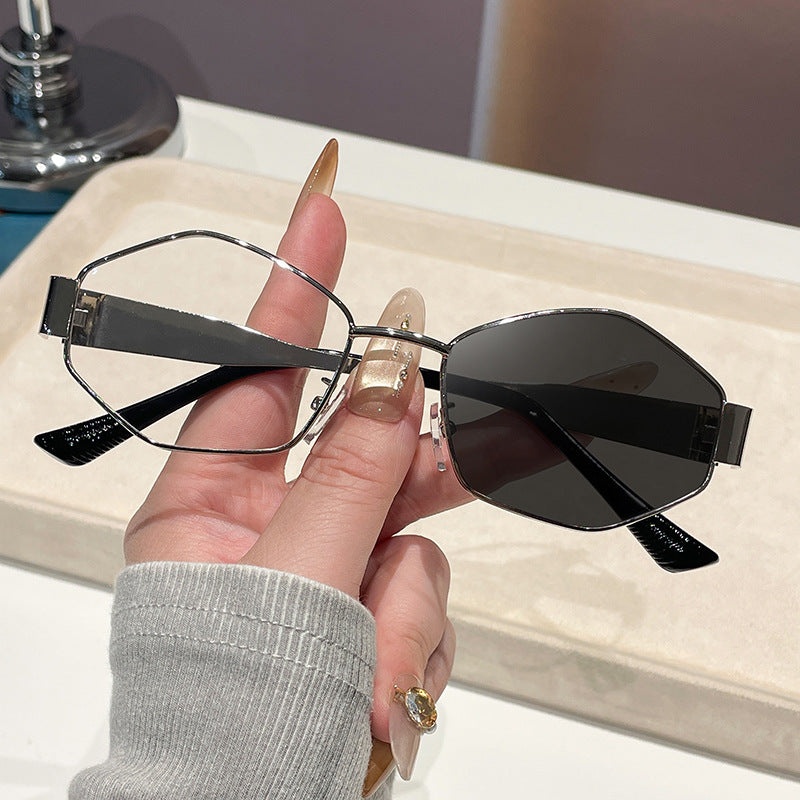 Dame moteriktig solbrille i elegant sekskant-design Skanto