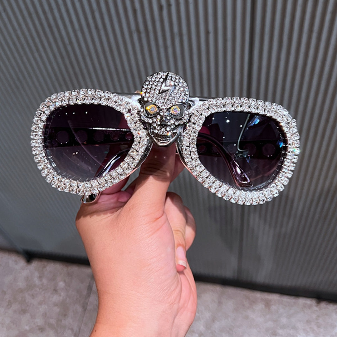 Dame statement-solbrille med iøynefallende hodeskalle-design og glitrende krystallbesatt Skanto