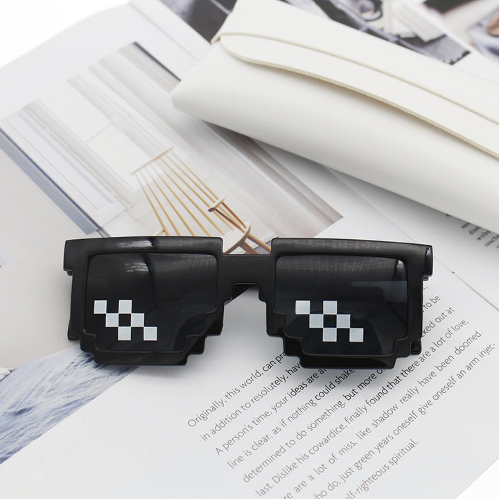 Dame Retro-solbriller i stilig pixel-design Skanto