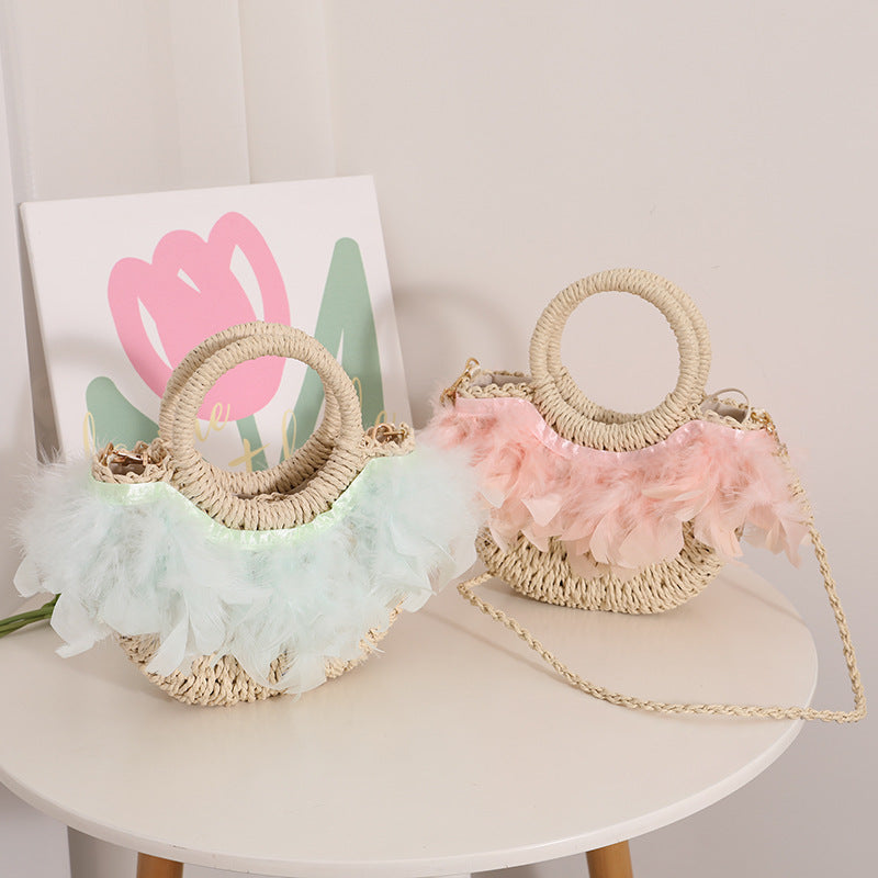 Elegant basket bag with delicate feather details Skanto