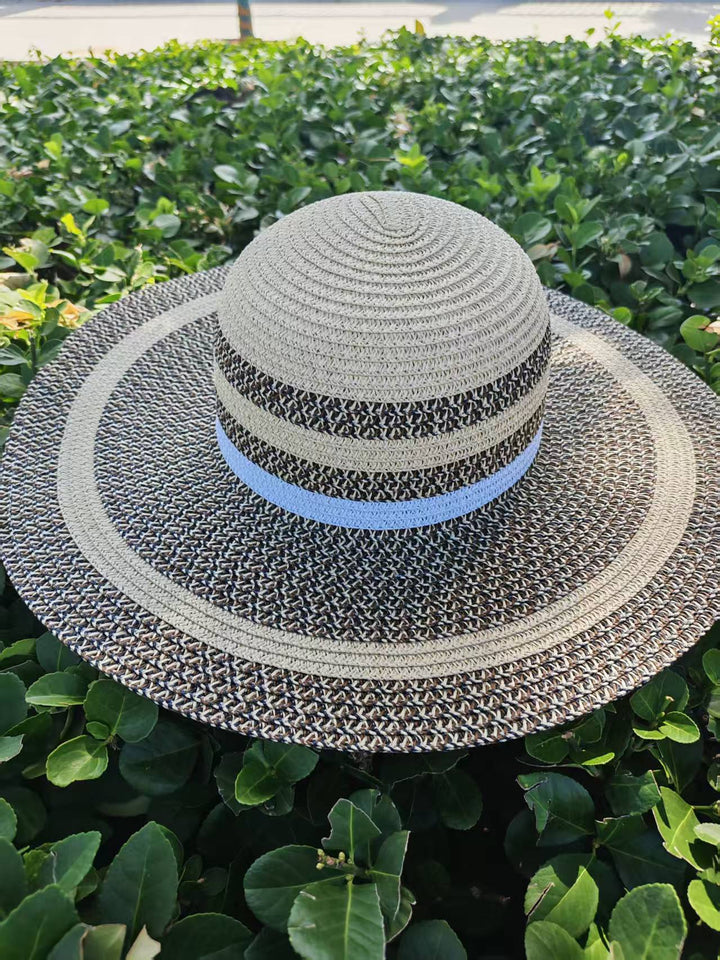 Elegante solhatt med bred brem og diskret stripemønster Skanto