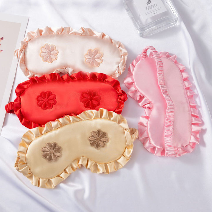 Dame nan brodert satinsovemaske med rynket volangkant og myk polstring Skanto