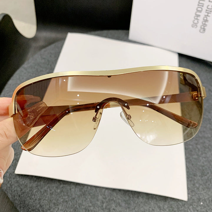 Dame futuristisk solbrille med elegant minimalistisk design Skanto