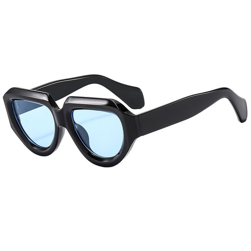 Dame cat-eye solbrille med moderne gjennomsiktig ramme og UV-beskyttelse Skanto