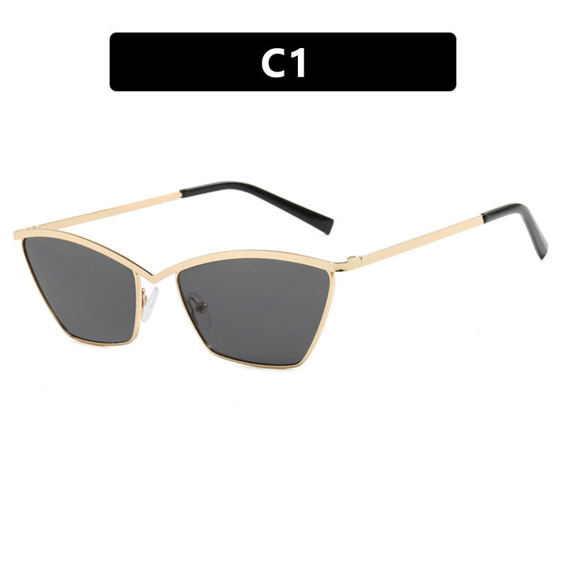 Dame solbrille i avantgardistisk katteøye-design Skanto