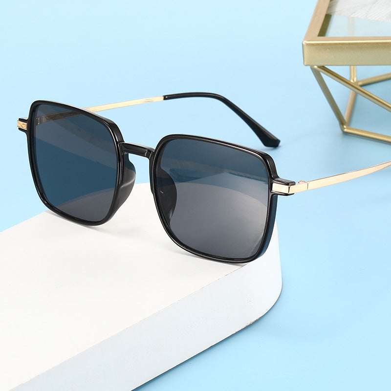 Dame moteriktig oversized solbrille med eksklusive metall-detaler Skanto