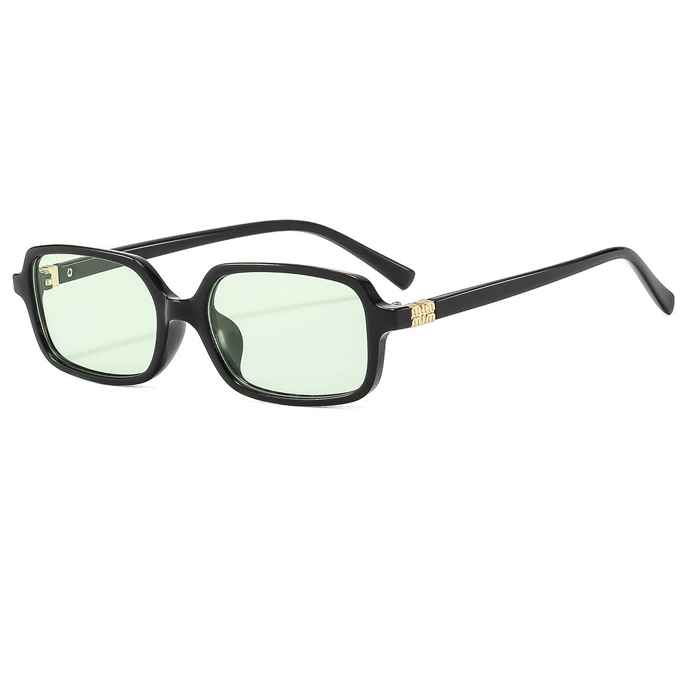Dame moteriktig solbrille med elegant plastramme og originalt design Skanto