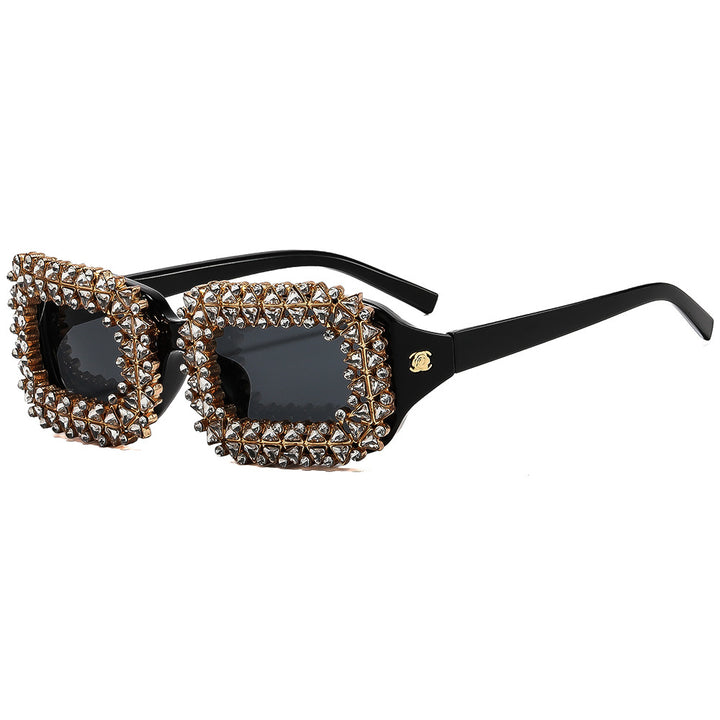 Dame Designer-solbrille med ekstravagante nagledekorasjoner Skanto