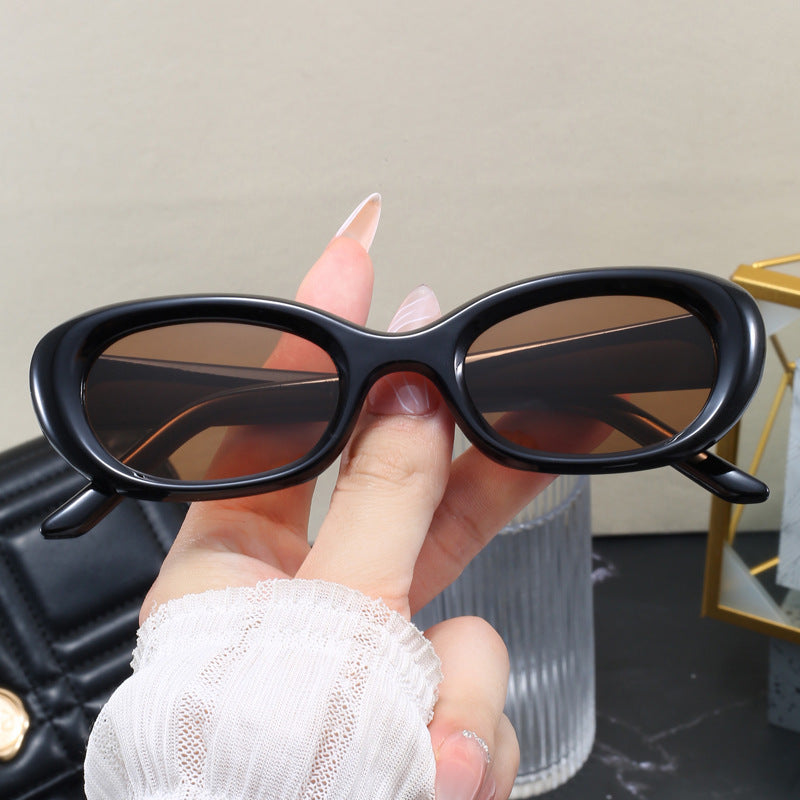 Dame moteriktig solbrille med oval design og UV-beskyttelse Skanto