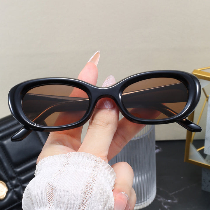 Dame moteriktig solbrille med oval design og UV-beskyttelse Skanto