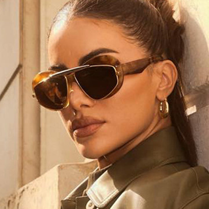 Dame futuristisk solbrille med elegant ramme Skanto