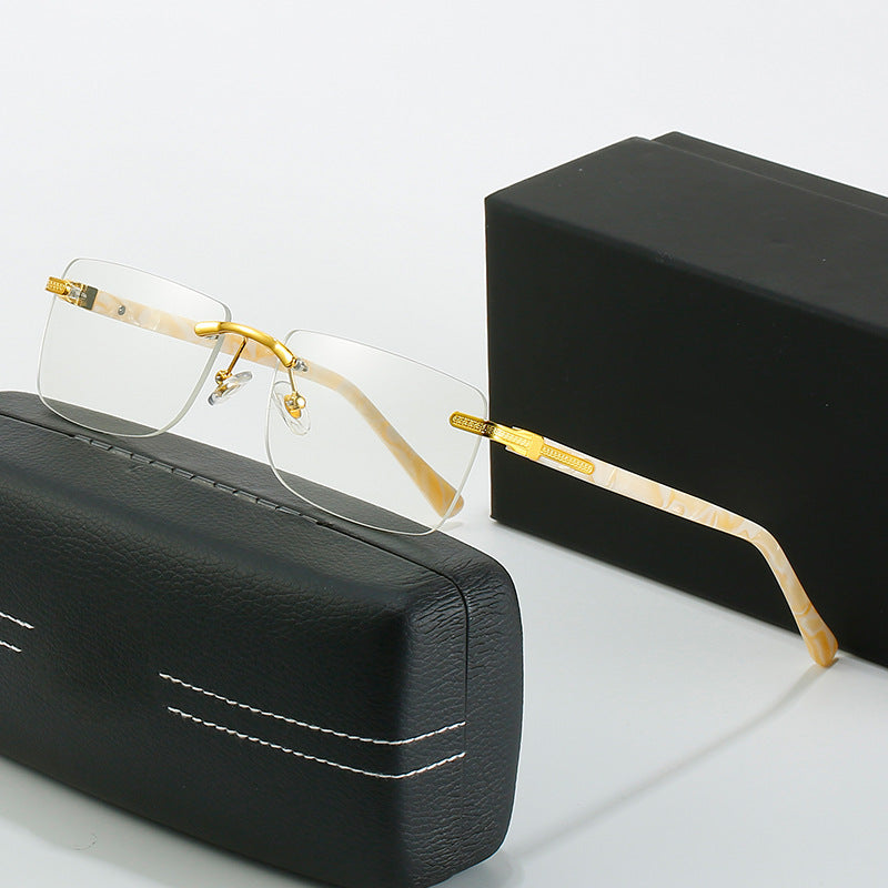 Dame moteriktig solbrille med stilren, firkantet ramme og elegante metallkanter Skanto
