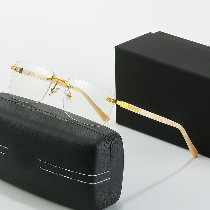 Dame moteriktig solbrille med stilren, firkantet ramme og elegante metallkanter Skanto