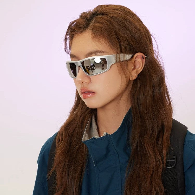 Dame Sporty solbrille med robust ramme og polariserte linser Skanto