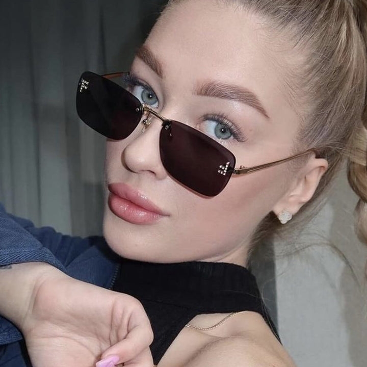 Women's square sunglasses with elegant gold frame and stylish lenses Skanto