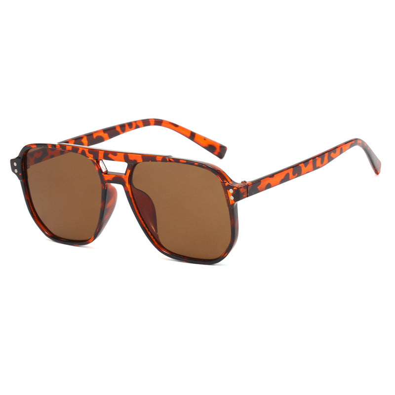Dame moteriktig solbrille med kantet ramme Skanto
