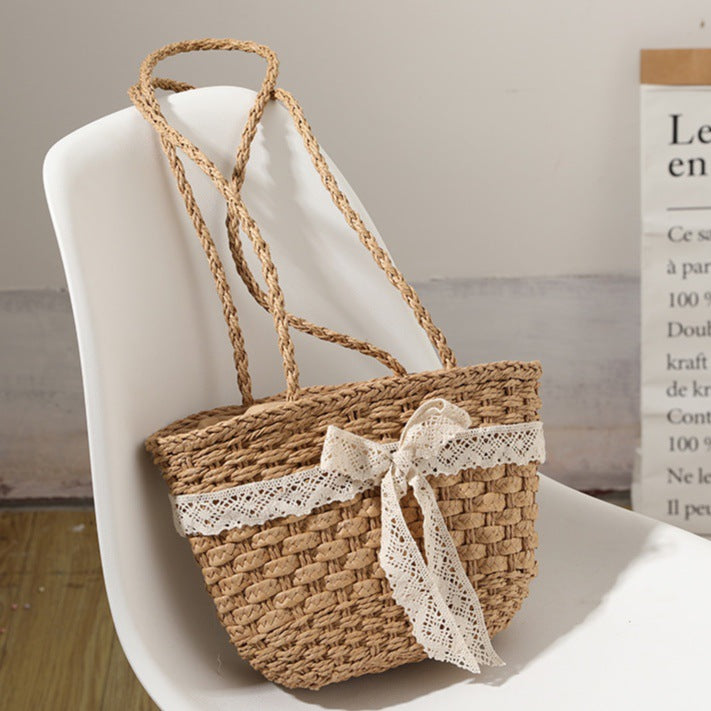 Elegant basket bag with decorative lace trim Skanto
