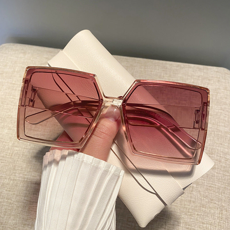 Dame kvadratisk solbrille med robust ramme og stillegant design Skanto