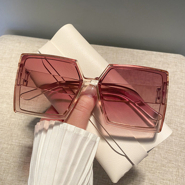 Dame kvadratisk solbrille med robust ramme og stillegant design Skanto