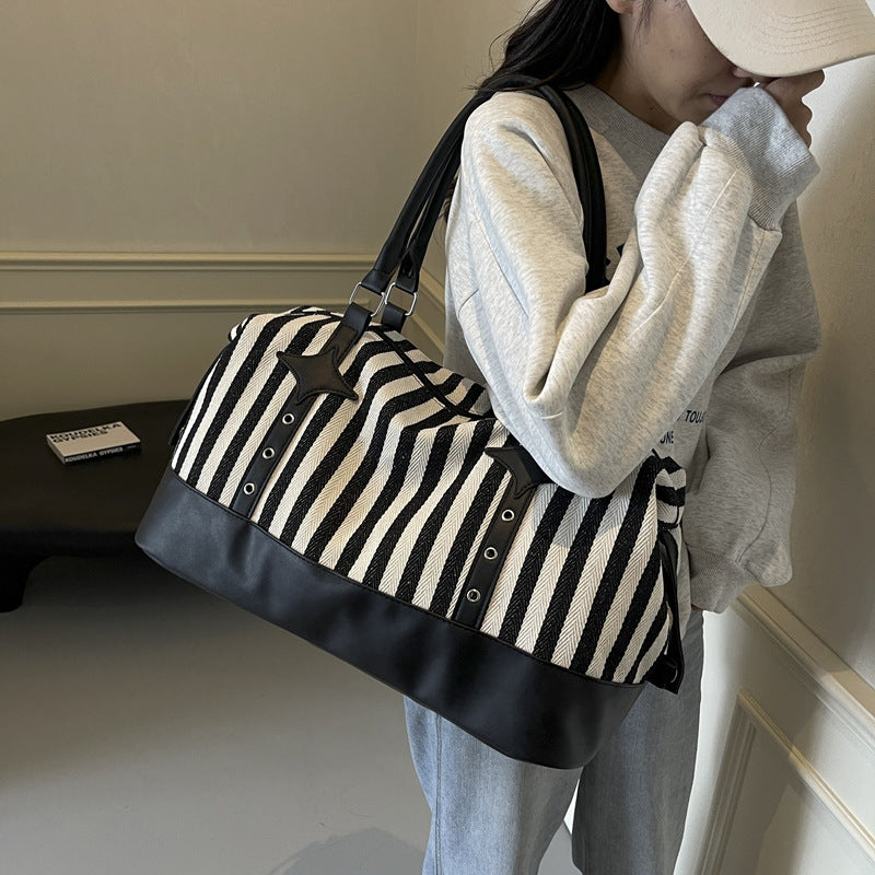 Elegant Sport-Duffle-Bag med Strukturert Overmateriale og Robuste Bærestropper Skanto