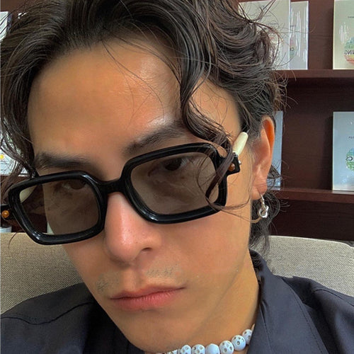 Dame firkantet solbrille med trendy ramme og komfortabel passform Skanto