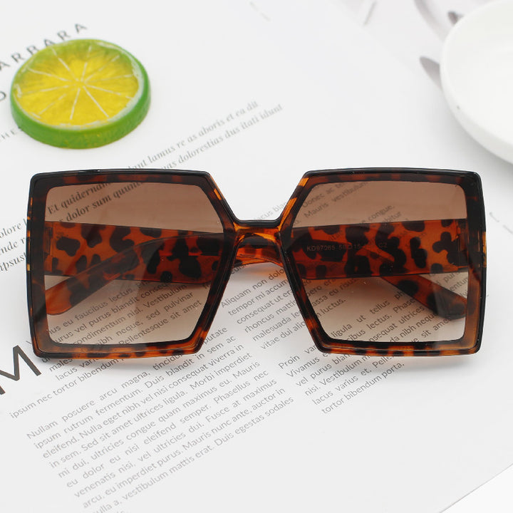 Dame Mote Oversized Solbriller med kantet design Skanto