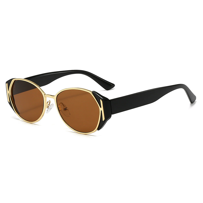 Dame moteriktig solbrille med markant ramme Skanto