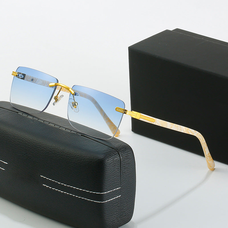 Dame moteriktig solbrille med stilren, firkantet ramme og elegante metallkanter Skanto