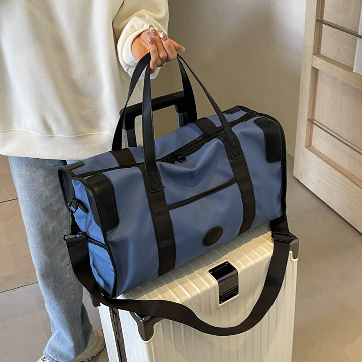 Sporty fritid duffel bag med slitesterkt materiale og justerbar skulderreim Skanto