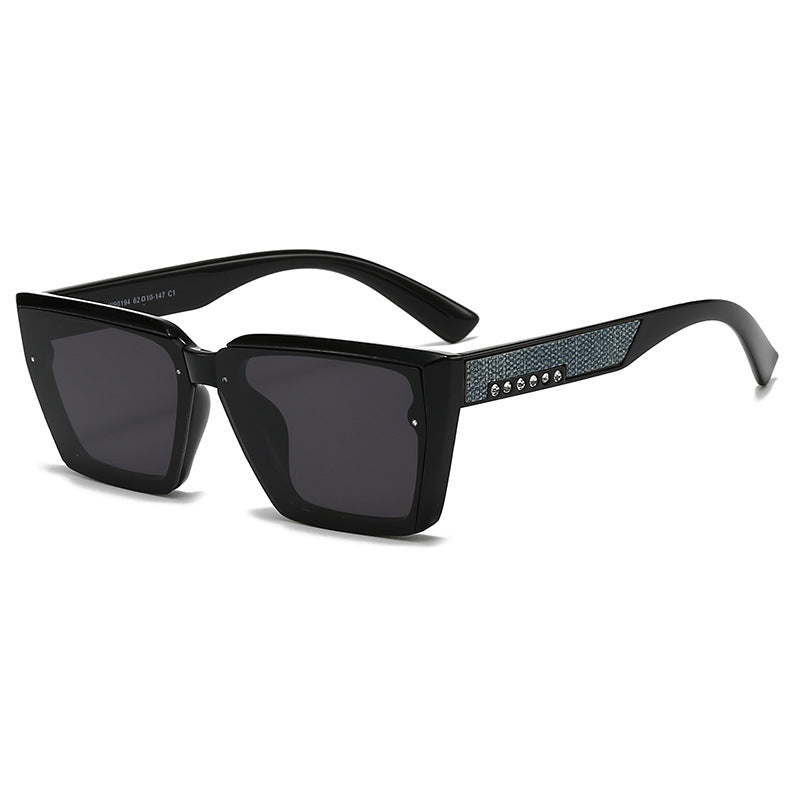 Dame stilig solbrille med glitrende detaljer Skanto